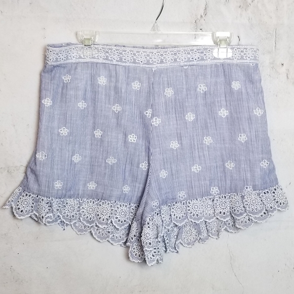 Romeo + Juliet Eyelet Shorts - Picture 2 of 8